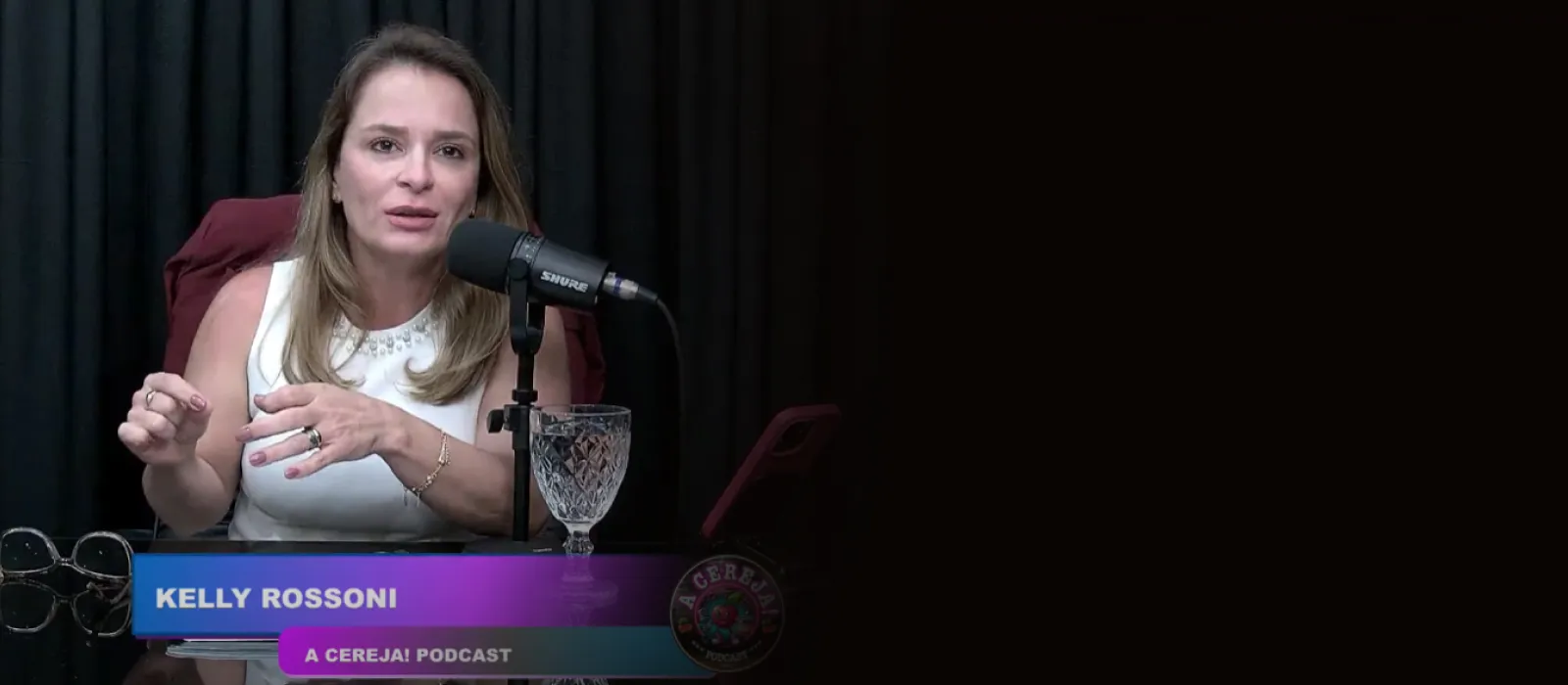 Kelly Rossoni apresentando A Cereja Podcast