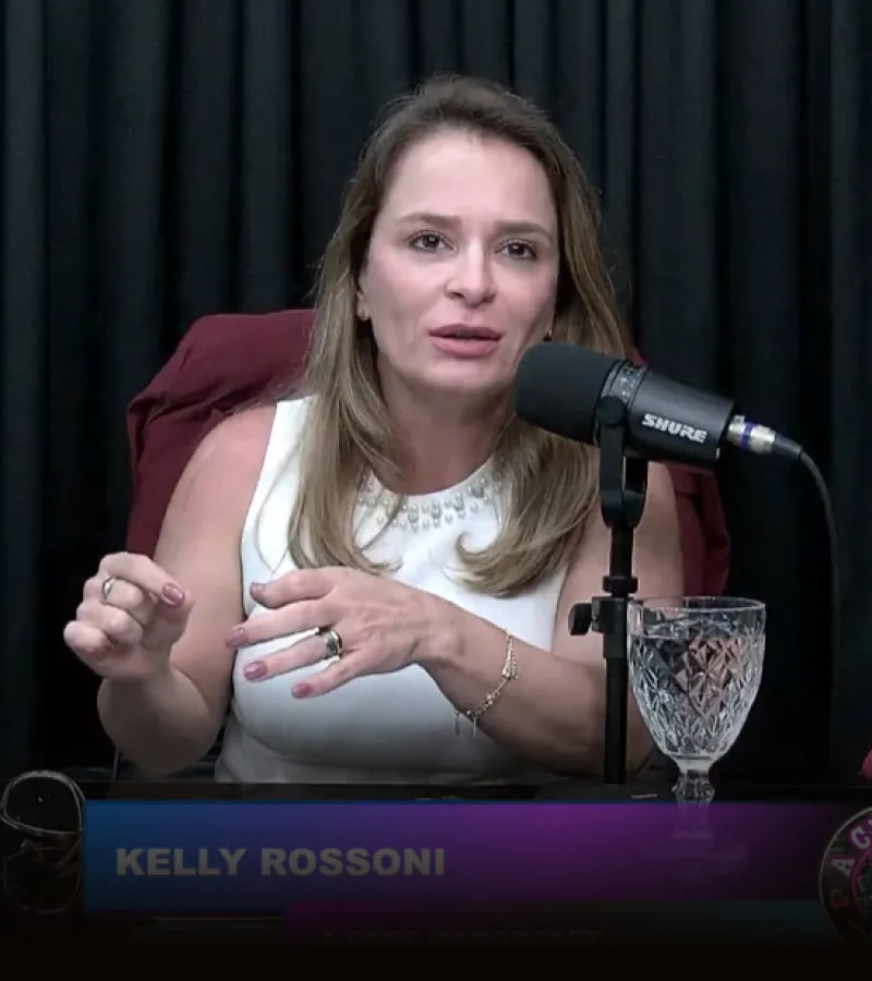 Kelly Rossoni apresentando A Cereja Podcast