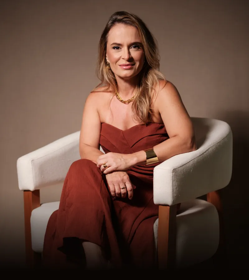 Kelly Rossoni sentada em uma poltrona