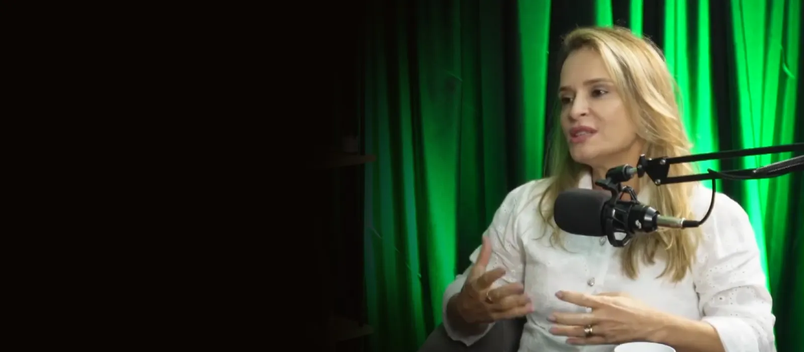 Kelly Rossoni em algum podcast