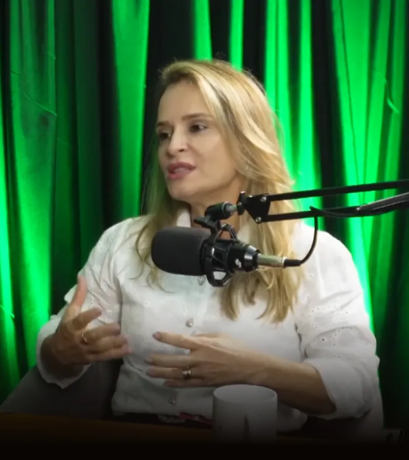 Kelly Rossoni em algum podcast